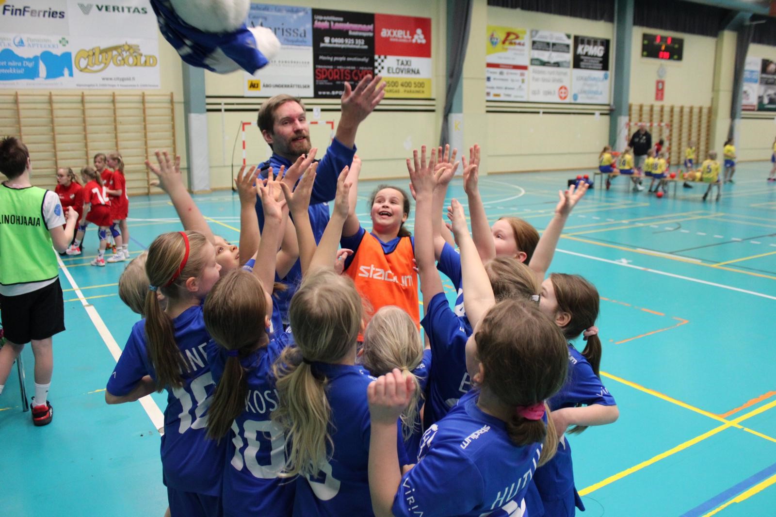 Kausikertomus 2019-2020 F- ja E-tytöt - Atlas Handball